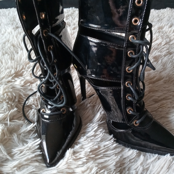 Fashion nova black cut out boots with heel - Picture 8 of 12